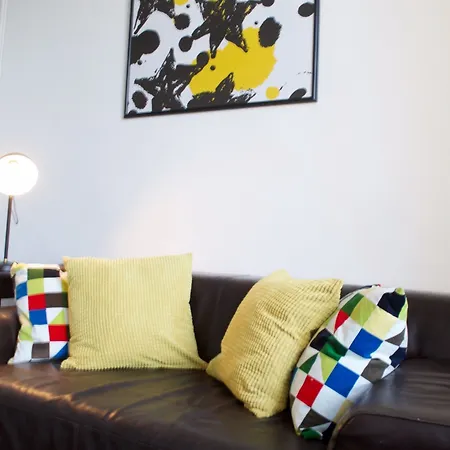 2 Bedroom Flat Near Centre *