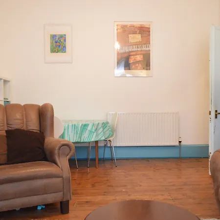 Two Bedroom Flat In Meadowbank Sleeps 4 *