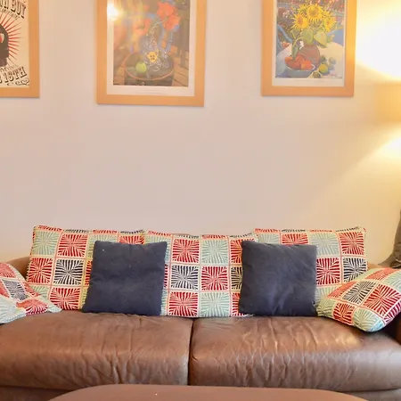 Two Bedroom Flat In Meadowbank Sleeps 4 아파트