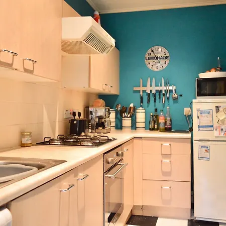 Two Bedroom Flat In Meadowbank Sleeps 4