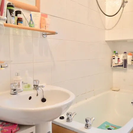 Two Bedroom Flat In Meadowbank Sleeps 4 *