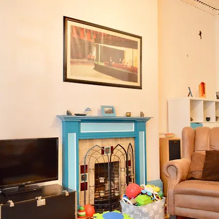 Two Bedroom Flat In Meadowbank Sleeps 4 아파트