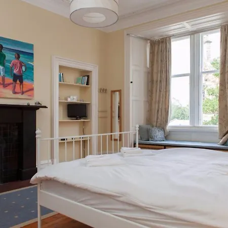 Appartement 4 Bedroom Near The Meadows