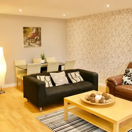 3 Bedroom Duplex In Edinburgh
