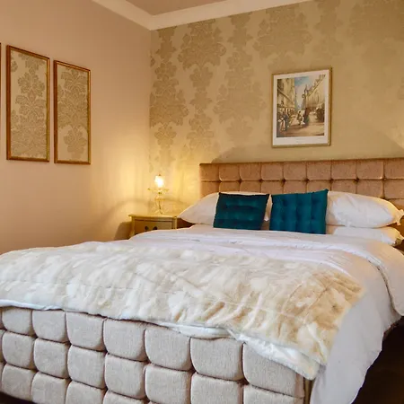 1 Bedroom On Royal Mile * Edinburgh