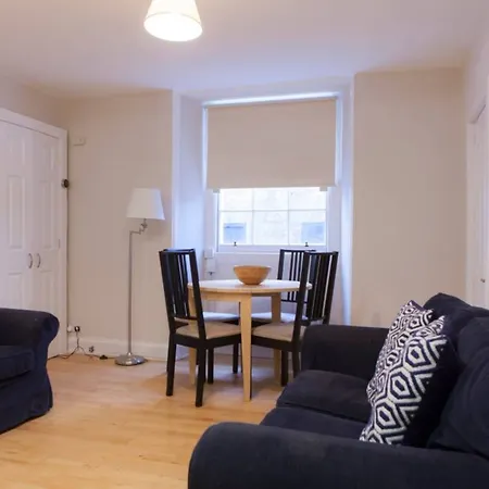 2 Bedroom Flat In West End Sleeps 4 *