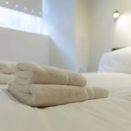 2 Bedroom Flat In West End Sleeps 4 *