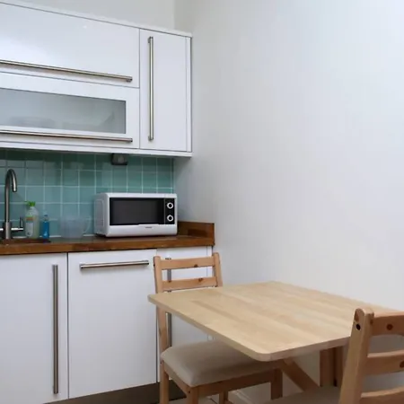 1 Bedroom Flat Near Centre Accommodates 4 Apartment