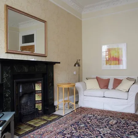 Apartment 1 Bedroom Flat Near Centre Accommodates 4 *