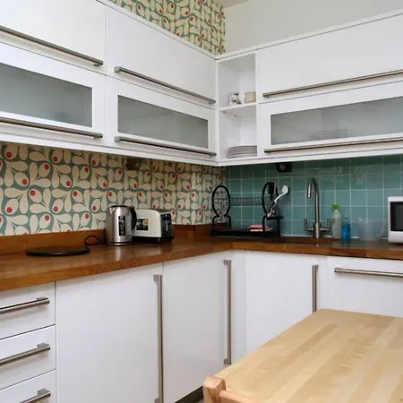 1 Bedroom Flat Near Centre Accommodates 4 Edinburgh