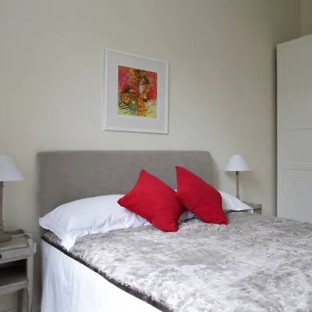1 Bedroom Flat Near Centre Accommodates 4 *