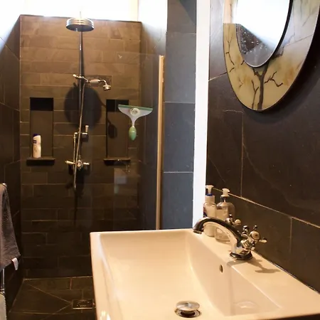 2 Bedroom With Free Parking *
