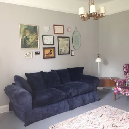 2 Bedroom Flat In Holyrood Park Sleeps 5 Edinburgh