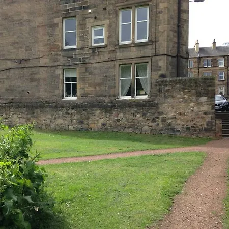 2 Bedroom Flat In Holyrood Park Sleeps 5 *