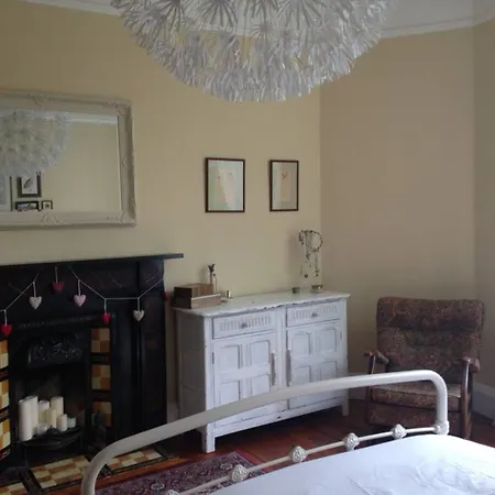 2 Bedroom Flat In Holyrood Park Sleeps 5 *