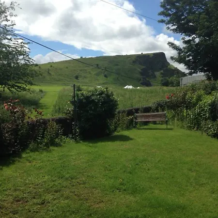 2 Bedroom Flat In Holyrood Park Sleeps 5 Apartment