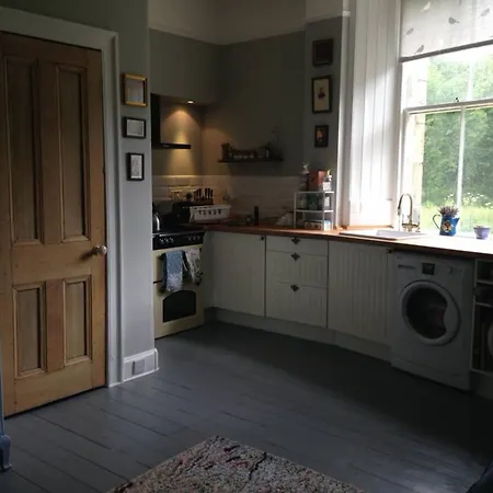 2 Bedroom Flat In Holyrood Park Sleeps 5 Edinburgh
