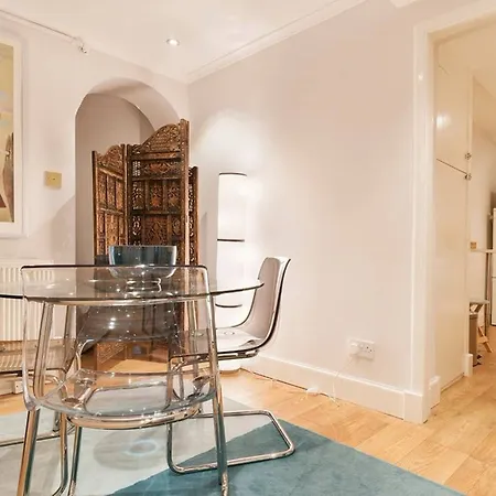 Stylish Georgian Flat In New Town *