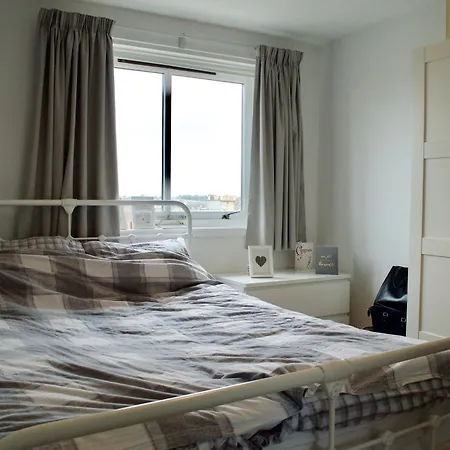 2 Bedroom Flat In Apartment