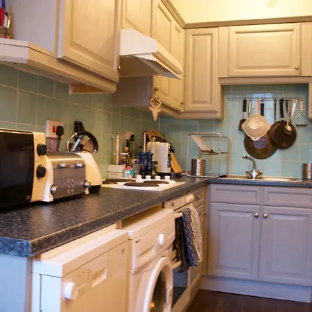 1 Bedroom Flat Off Leith Walk * Edinburgh