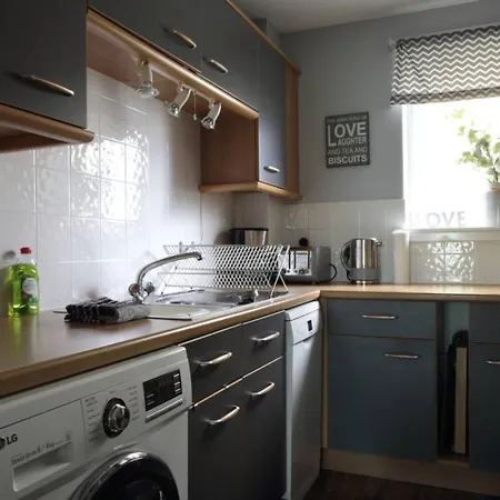 2 Bedroom Flat With Garage Parking *