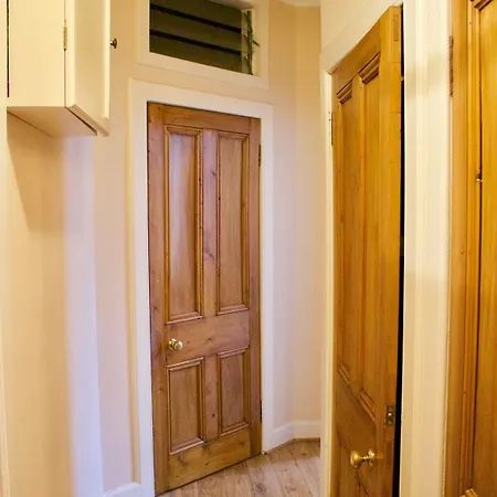 1 Bedroom Flat Off Leith Walk * Edinburgh