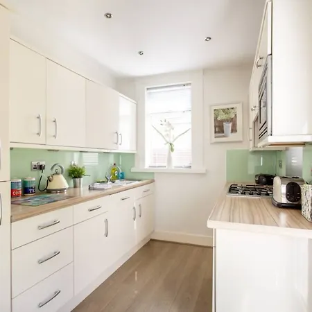 2 Bedroom Flat With Garden 아파트 *