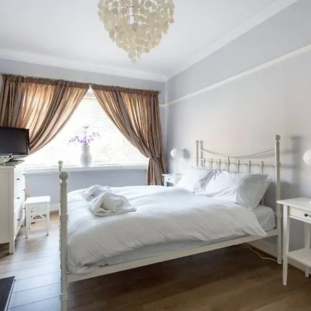 아파트 2 Bedroom Flat With Garden 에든버러
