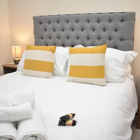 East Claremont - Beautiful 2br In