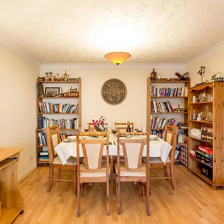 Central & Stylish 3 Bedroom, 2 Bath, Free Parking *