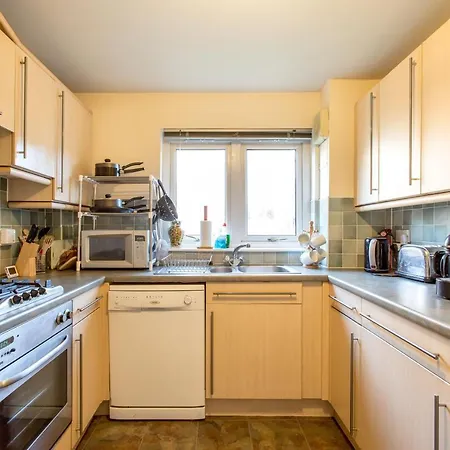 Апартаменты Central & Stylish 3 Bedroom, 2 Bath, Free Parking