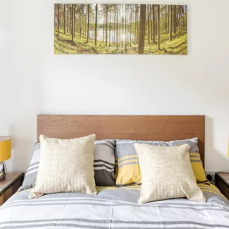 Apartment Modern 2 Bed In City. Free Parking. *