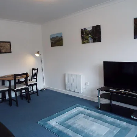 Ideal Location With Free On-site Private Parking * Edinburgh