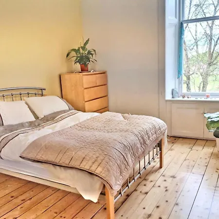 Stylish Stockbridge, Victorian Traditional Bright & Spacious Flat,