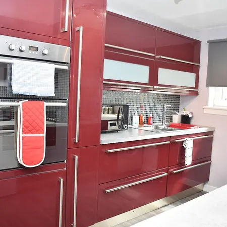 2br Ground Floor Flat 30 Min To City +parking דירה *