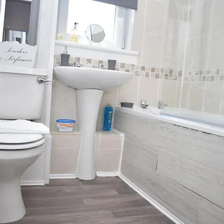 2br Ground Floor Flat 30 Min To City +parking דירה