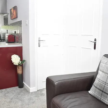 2br Ground Floor Flat 30 Min To City +parking *