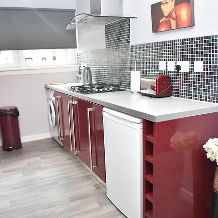 2br Ground Floor Flat 30 Min To City +parking דירה *