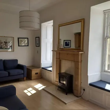 Historic Royal Mile Penthouse With Lift