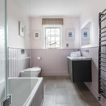 Amazing Penthouse, Stunning Views, Castle 2 Mins Apartmán Edinburgh