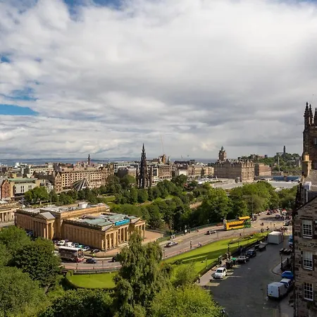 Amazing Penthouse, Stunning Views, Castle 2 Mins Apartmán Edinburgh