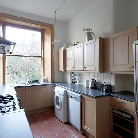2 Bedroom Period Walking Distance City Centre *