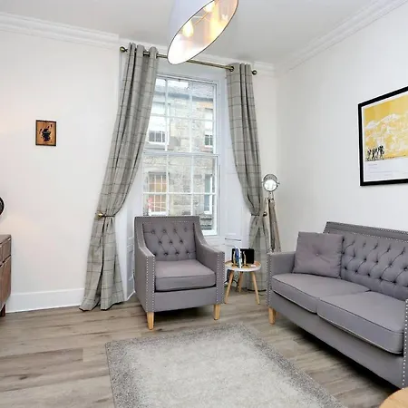 Modern For 4 In Vibrant New Town Apartment *