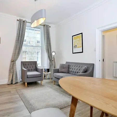 Apartment Modern For 4 In Vibrant New Town
