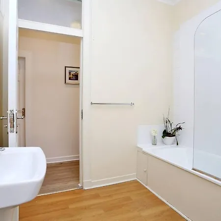 Modern For 4 In Vibrant New Town * Edinburgh