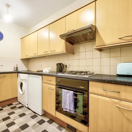 3br Gladstone Terrace By Guestready