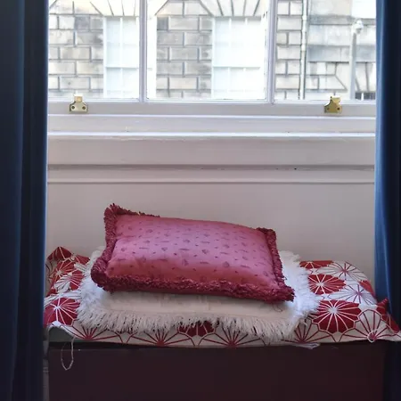 Homely New Town Flat 10 Mins Walk To Princes St. Daire
