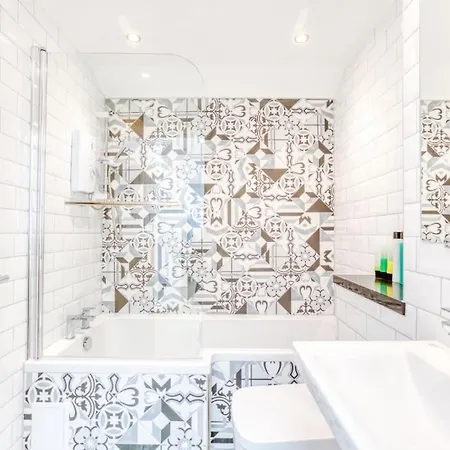 Bright 3 Bed Flat With Pool & Parking Apartment