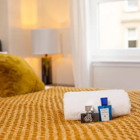 Best Value - 2 Bedroom Apartment, Upto 5 Guests With Ukawi Serviced Edinburgh, Free Car Park & Free Wifi *