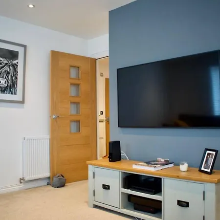 Modern Flat Close To City Centre Apartment